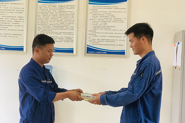 1624526507486970.jpg 現場工作人員收到防暑降溫藥品01.jpg