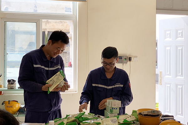 1624526555562070.jpg 準備分發防暑降溫藥品.jpg